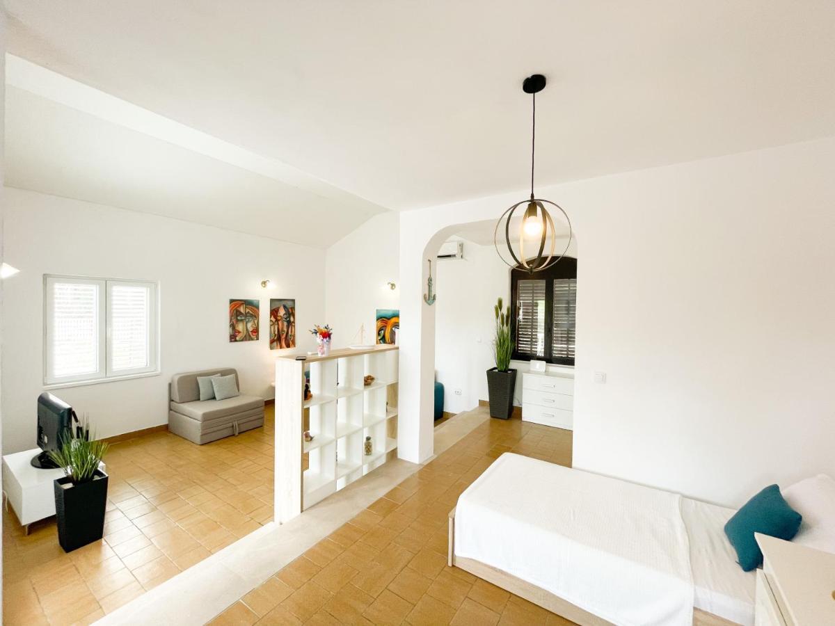 Spacious Apartment Amaros กอร์จูลา ภายนอก รูปภาพ